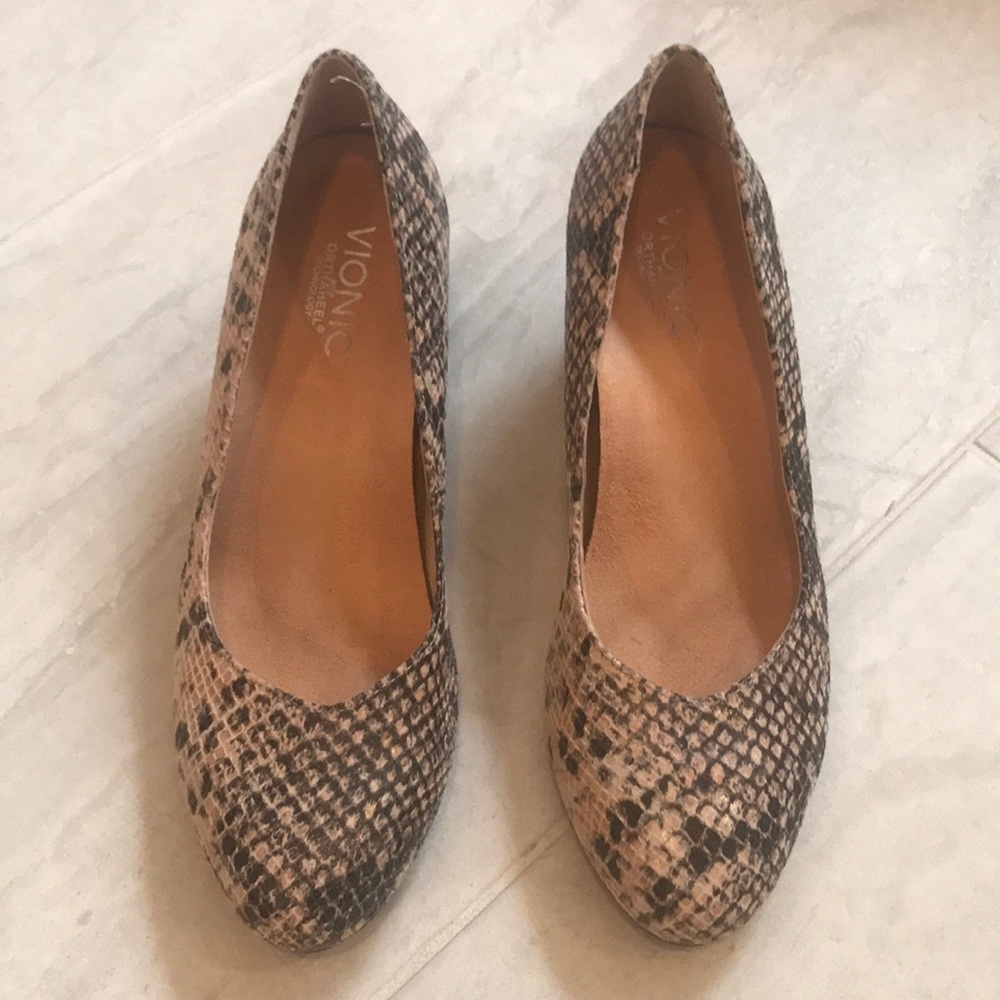 Like new Vionic snake print wedges